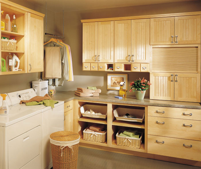 natural_maple_cabinets_in_laundry_room
