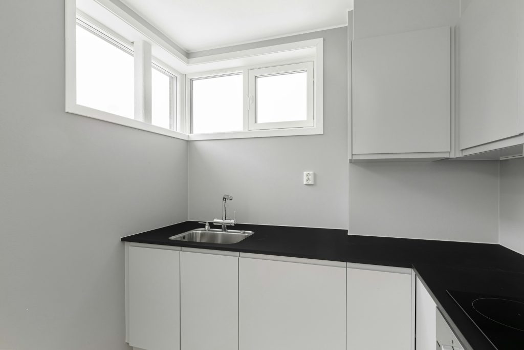 Using Quartzite in High-Traffic Kitchens